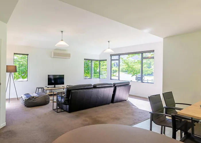 Modern Little Oak Retreat Wanaka