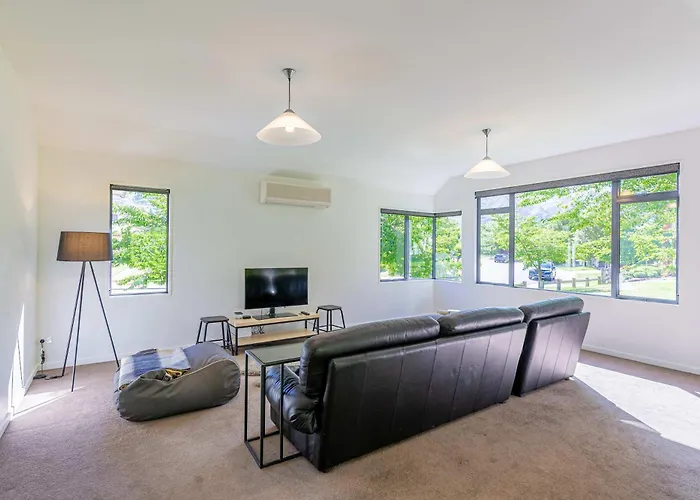Modern Little Oak Retreat Holiday home *